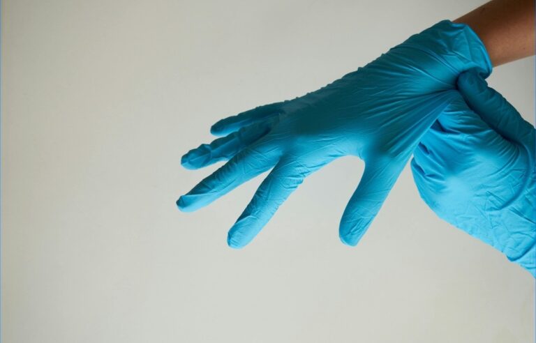 The Ultimate Guide to Choosing the Right Disposable Gloves for Your Industry