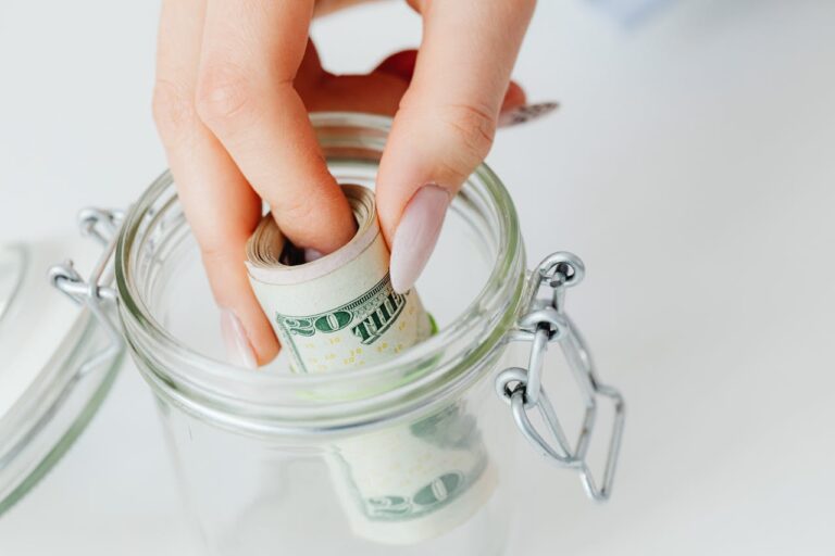 How to Help Yourself Save Money When on a Budget
